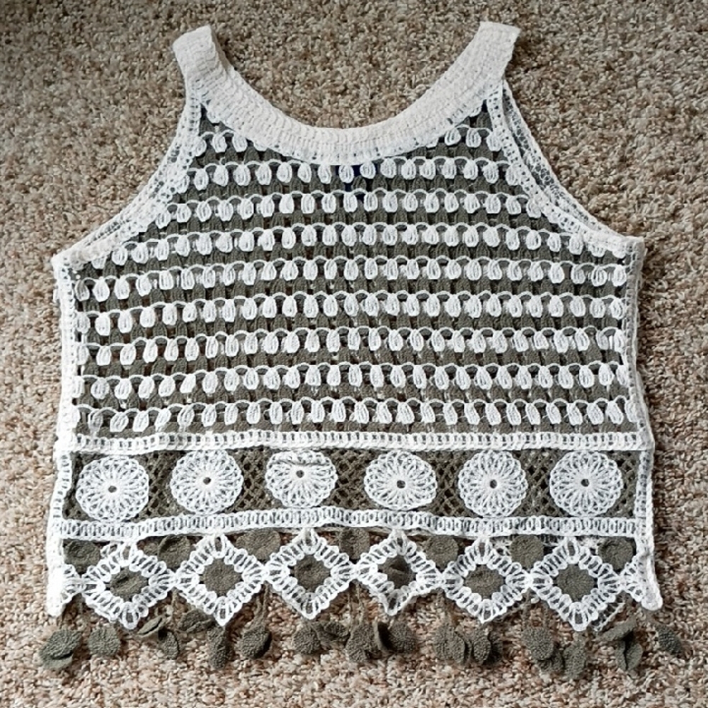 Daytrip White and Green Crochet Crop Top. New, Never Worn